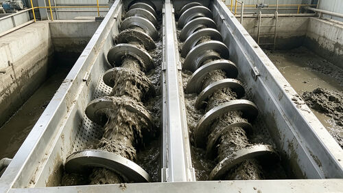 No más enredos o bloqueos: los transportadores de tornillo de doble eje de acero inoxidable eliminan los cuellos de botella en el transporte de lodos