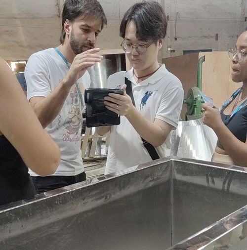Últimas noticias de la empresa sobre Visita exitosa del cliente español: gran interés en los transportadores en espiral